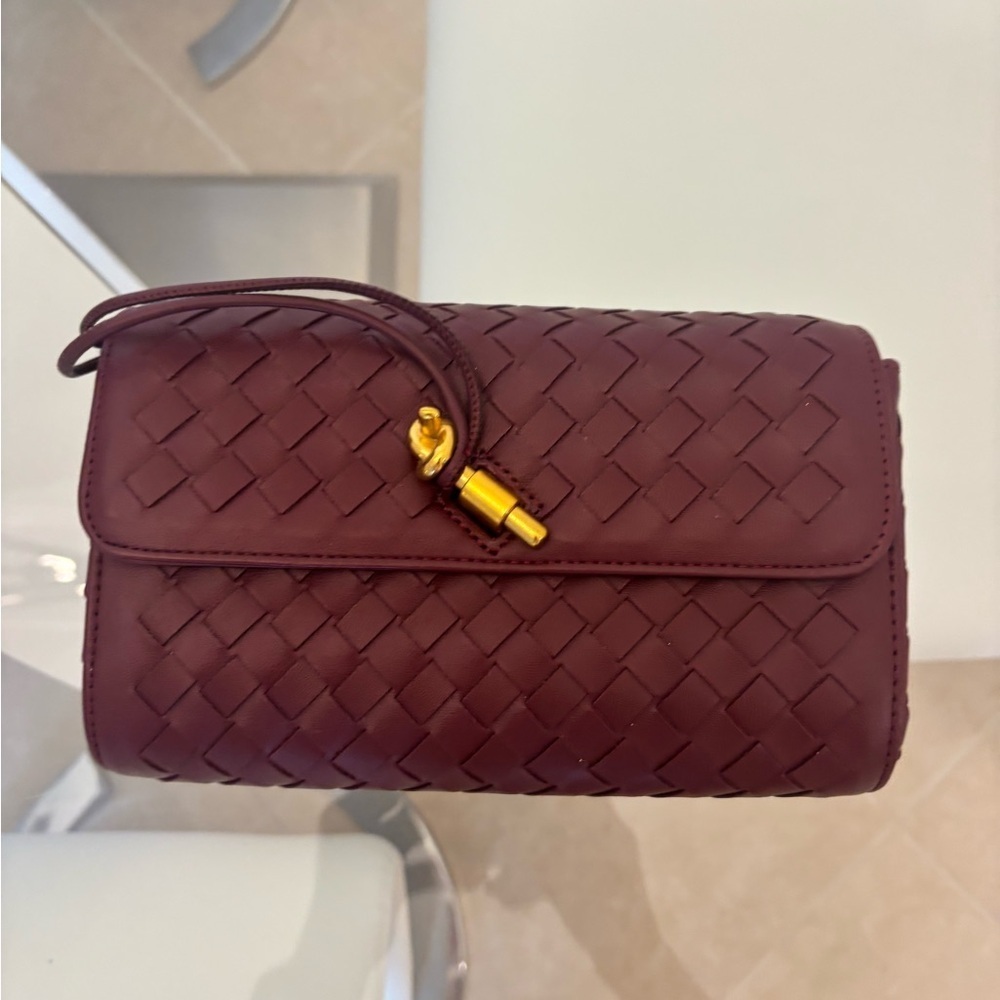 Elegant Burgundy Woven Vegan Crossbody Bag Or Clutch Burgundy With Gold Hardware - Picture 8 of 9